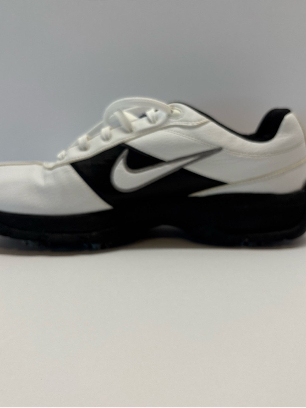 Nike men’s White and Black Low-Top golf shoe with Swoosh. Size men’s 8.
